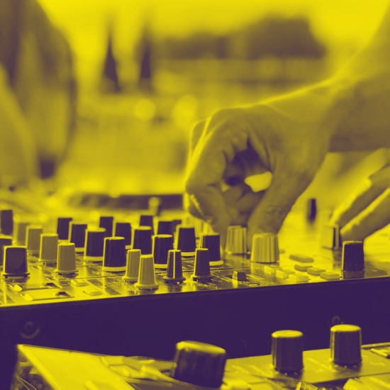 DJ mischt am Mischpult
