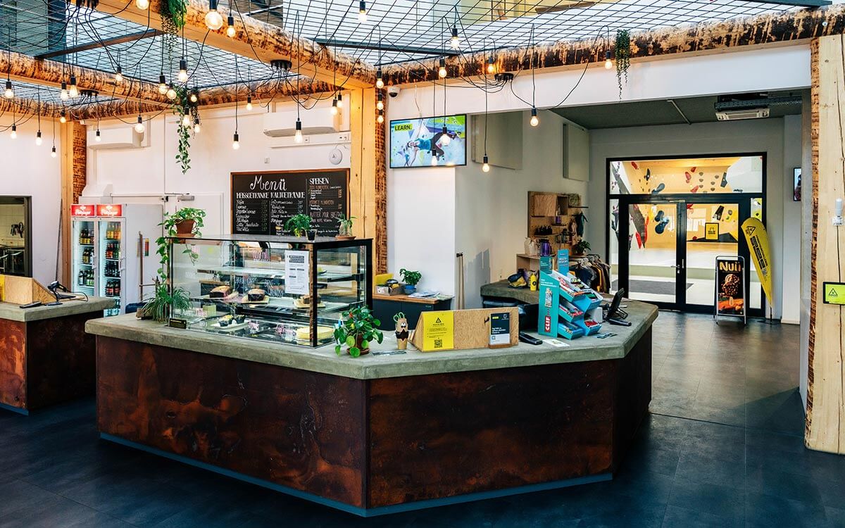 Eingangsbereich der Stuntwerk Köln Mülheim (Kids Halle) mit Verkauf von Snacks, Kuchen und Getränken