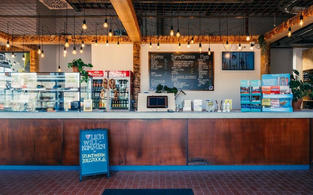 Eingangsbereich im Stuntwerk Köln Zollstock mit Bistro - Verkauf von Snacks, Mahlzeiten, Kuchen und Getränken