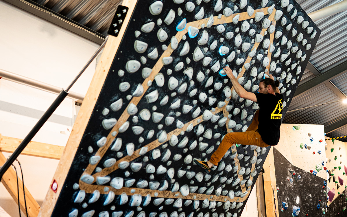 Boulderer trainiert am Moonboard im Stuntwerk Trostberg – modernes Klettertraining für Kraft, Technik und anspruchsvolle Boulderprobleme