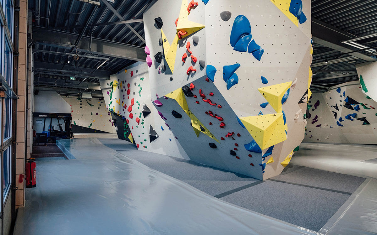 Großer Boulderbereich mit vielen Boulderwänden