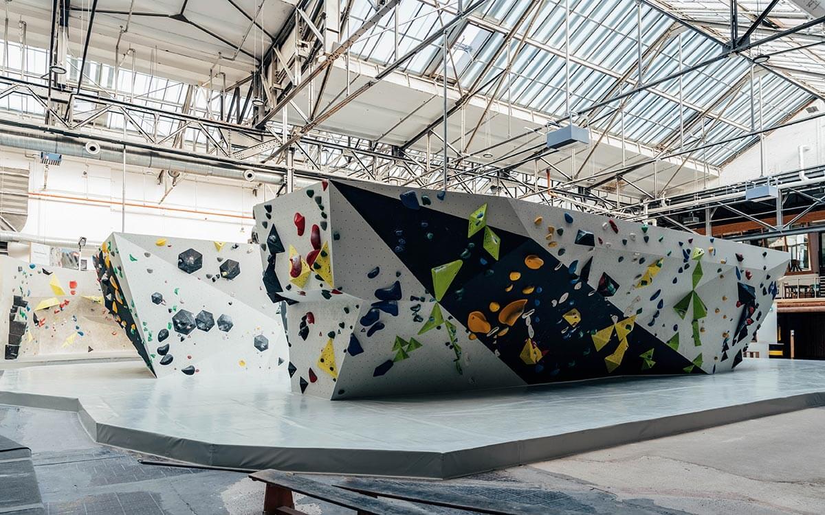 Große Boulderflächen mit abwechslungsreich geschraubten Bouldern aller Levels
