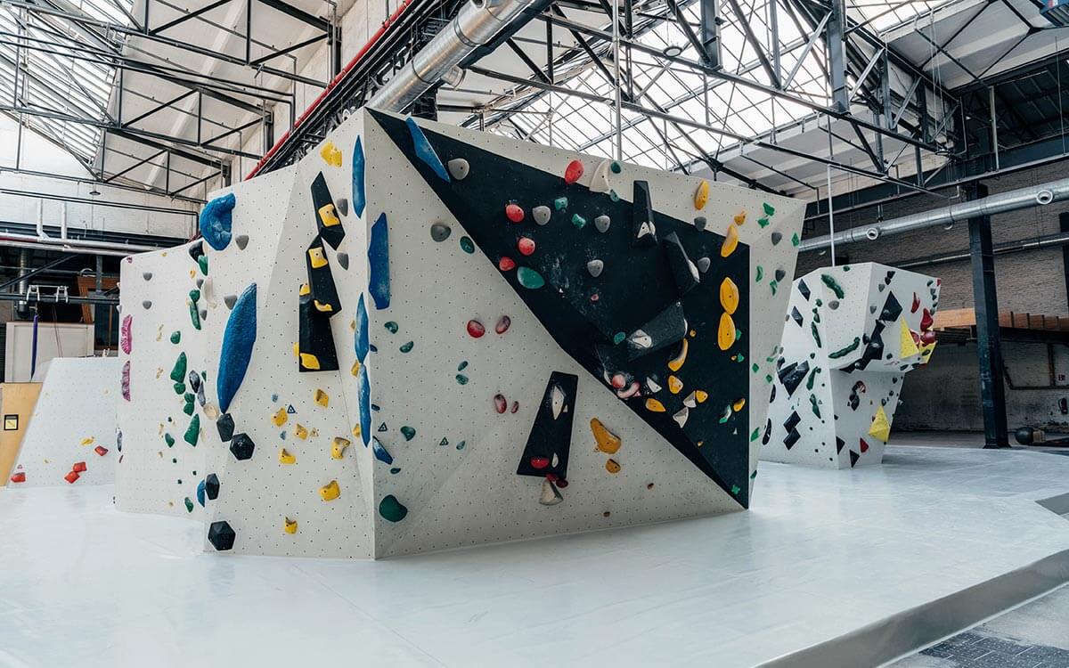 Große Boulderflächen mit abwechslungsreich geschraubten Bouldern aller Levels
