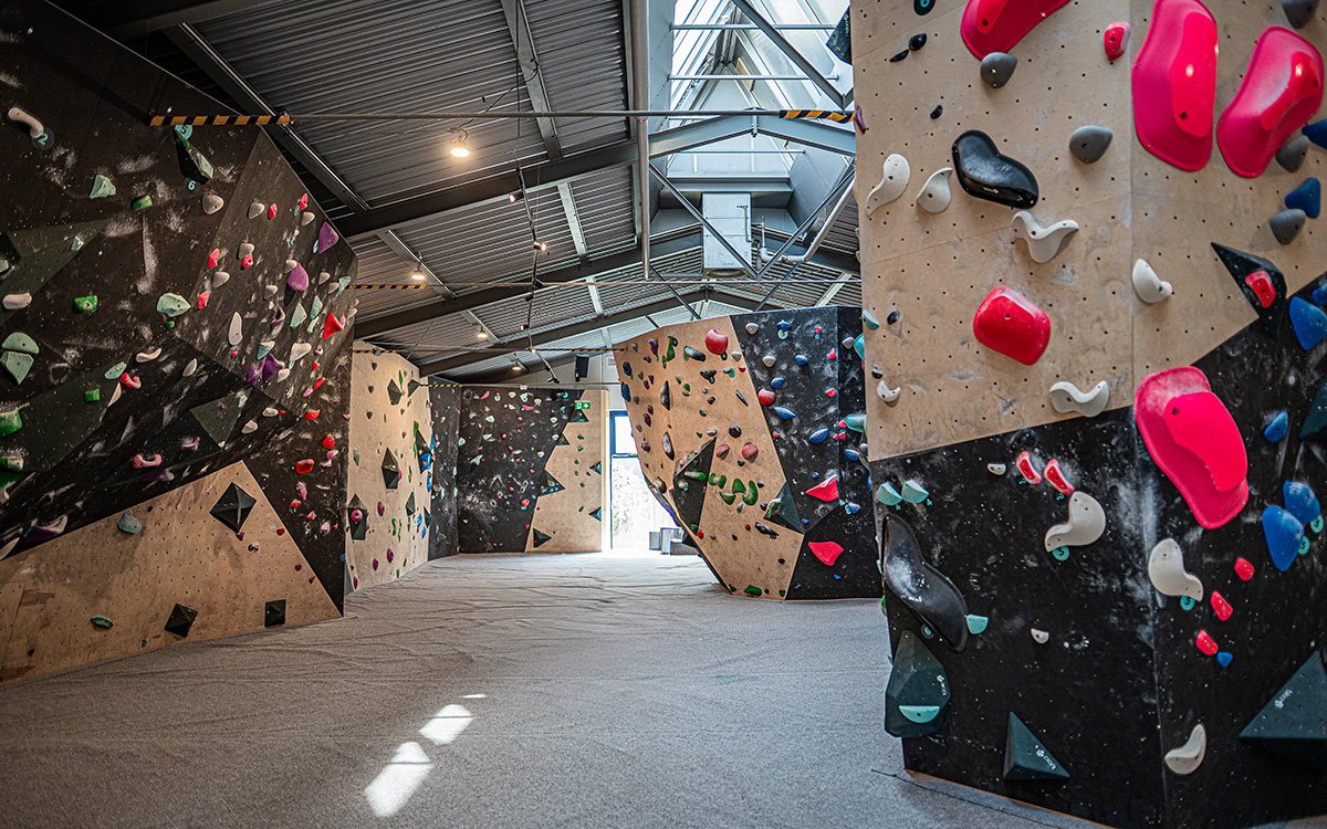 Boulderhalle im Stuntwerk Trostberg mit modernen Boulderwänden und abwechslungsreichen Kletterrouten