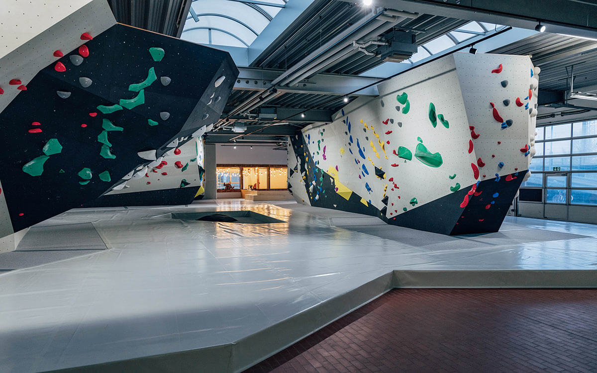 Großer Boulderbereich mit vielen Boulderwänden