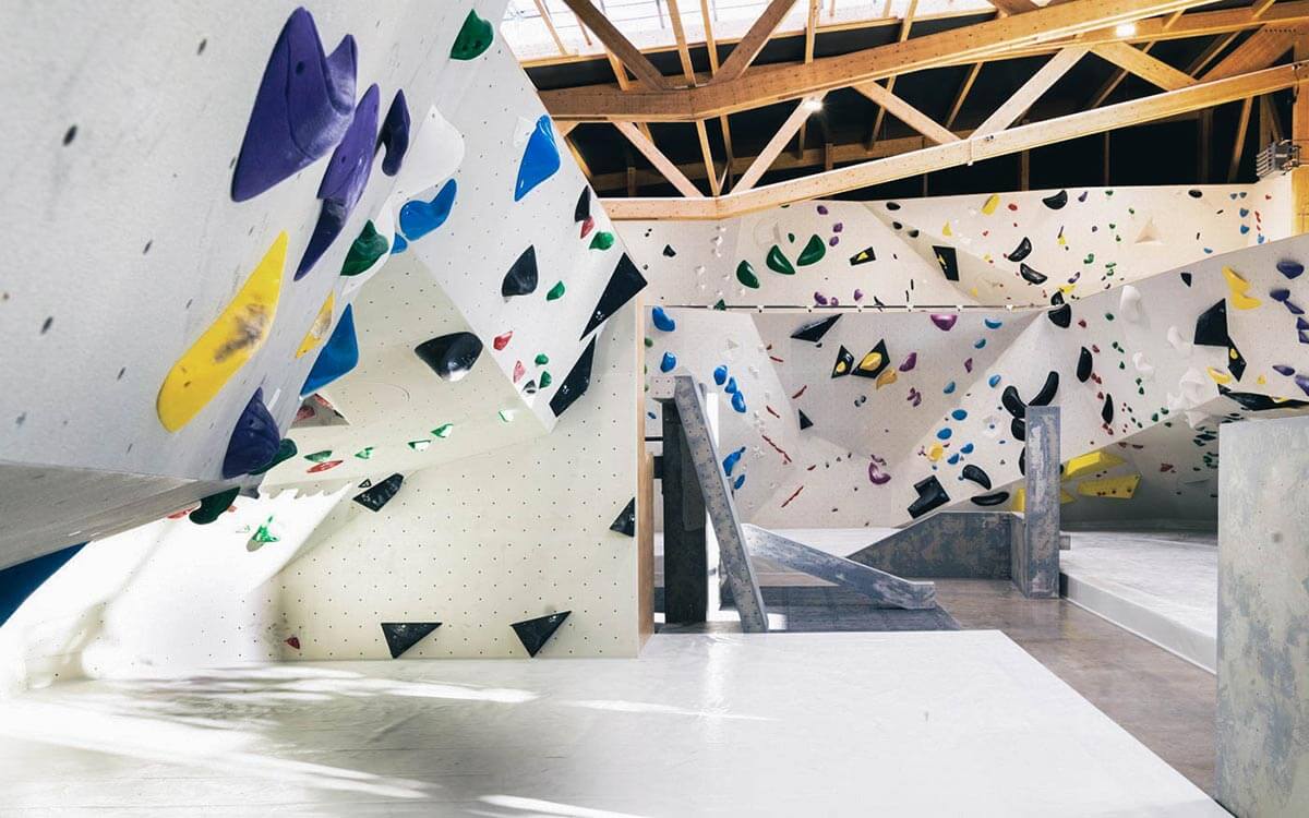 Blick in die Halle - auf die verschiedenen Boulderwände und den Parkourbereich.