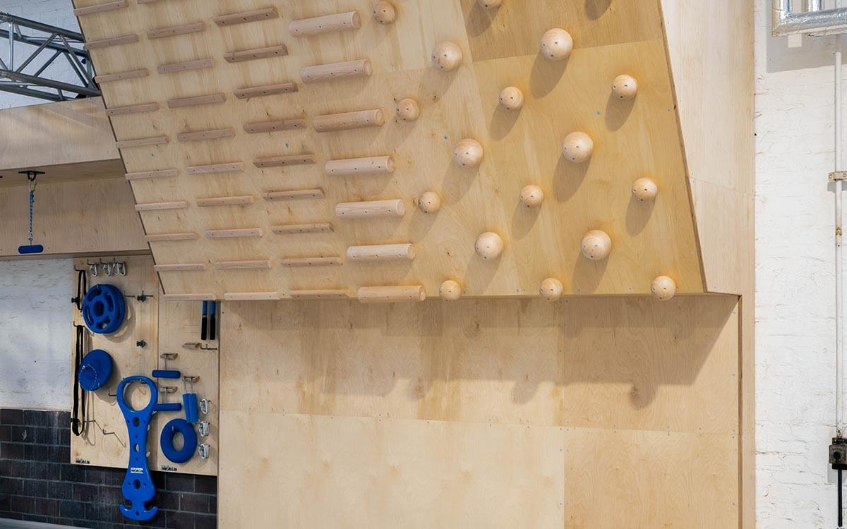 Trainingswand mit Campusboard und Kugelgriffen im Stuntwerk Krefeld – ideal für gezieltes Finger- und Krafttraining.