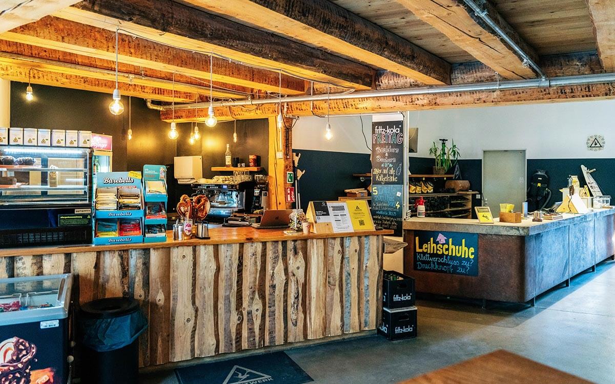 Eingangsbereich im Stuntwerk Köln Mülheim, mit Schuhverleih und Snackangebot