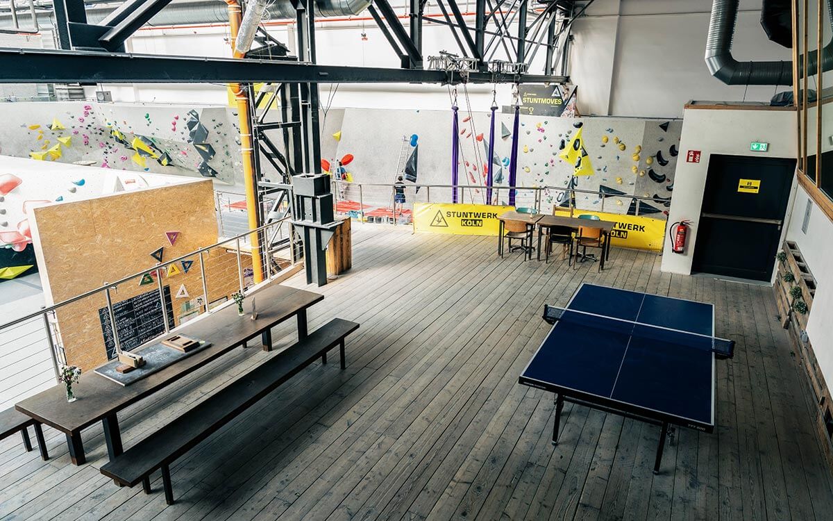 Große Empore mit Sitzmöglichkeiten und Blick in die Halle, sowie einer Tischtennisplatte