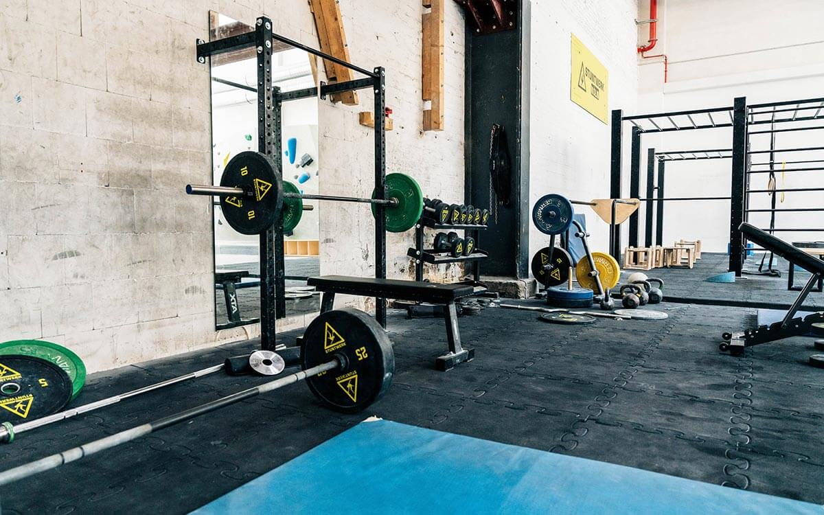 Großer Fitnessbereich mit Langhanteln und Fitnessrack