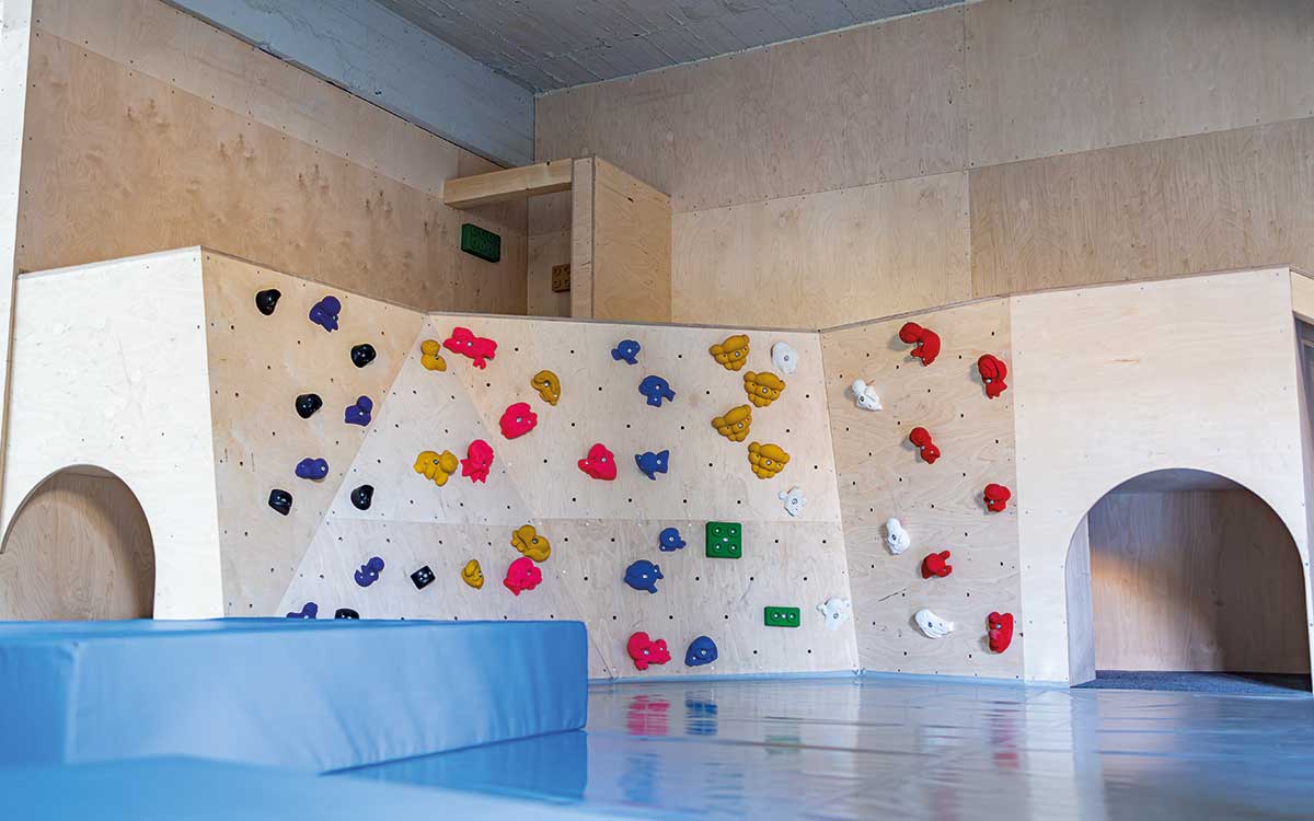 Abwechlungsreicher Kinderbereich zum Bouldern und austoben