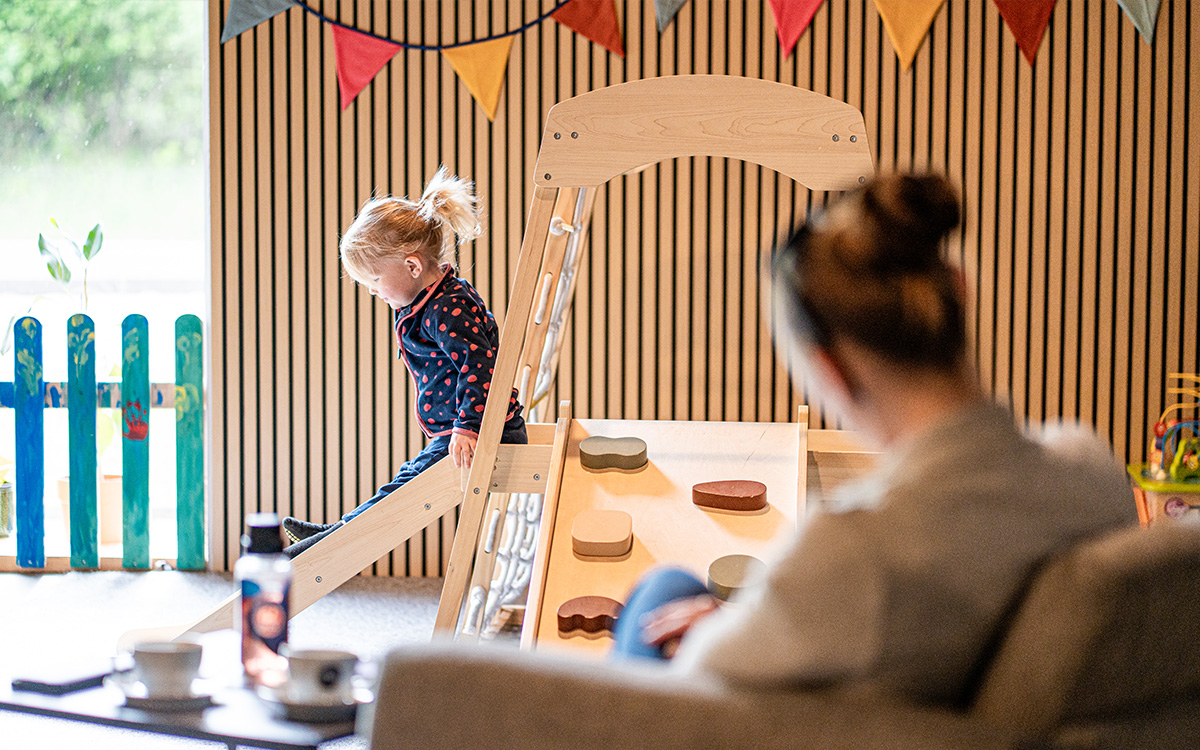 Familienfreundlicher Kleinkinderbereich mit Café im Stuntwerk Trostberg – Spiel, Bewegung und entspannte Atmosphäre für Kinder und Eltern