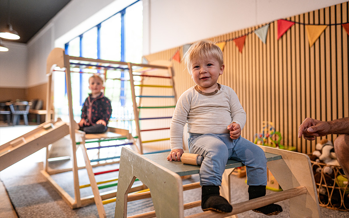 Gemütlicher Kleinkinderbereich im Stuntwerk Trostberg mit Spielgeräten, Bewegungsangeboten und Platz zum Spielen für die Kleinsten