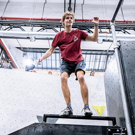 Jugendlicher springt im Parkour-Bereich des Stuntwerks kontrolliert von einer Plattform. Der Fokus liegt auf Balance, Körperspannung und sicherer Landung.