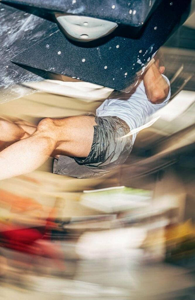 Dynamischer Boulder-Move an einer steilen Wand – Kletterer in athletischer Bewegung mit Chalk-Spuren und Fokus auf Kraft, Technik und Körperspannung.