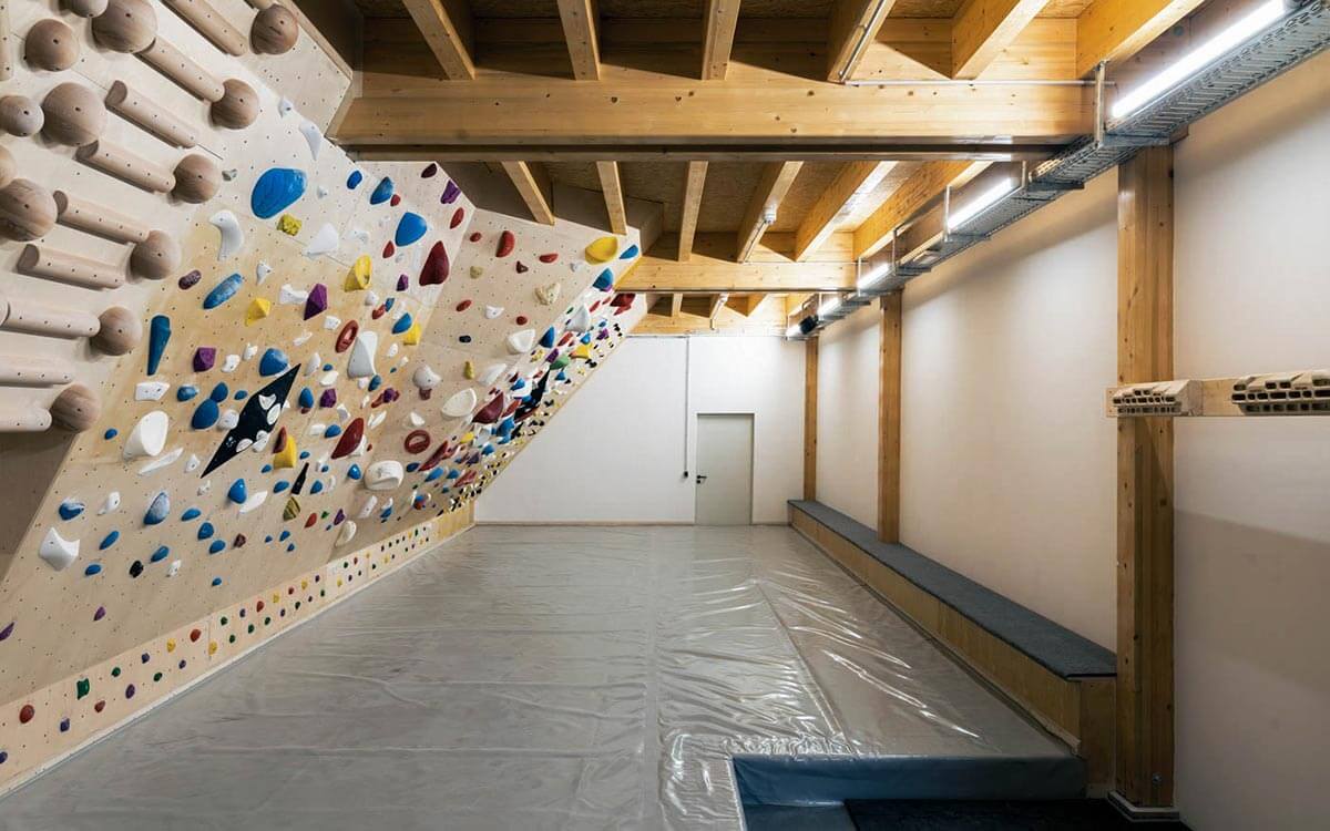 Maschinenraum - mit Spraywall, Campusboard und Hangboards für mehr Arm- und Fingerkraft. Eine Fallschutzmatte schützt vor Verletzungen