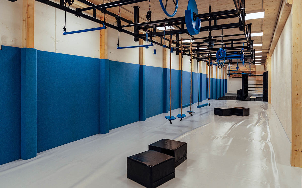 Ninjabereich mit vielen Obstacles und Fallschutzmatten