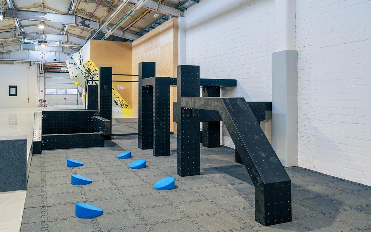 Modularer Parkourbereich im Stuntwerk Krefeld mit verschiedenen Sprung- und Balanceelementen.