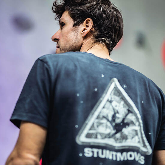 Sportshirt mit Stuntmoves Logo auf der Rückseite – offizielles Event-Shirt des Boulderwettkampfs im Stuntwerk.
