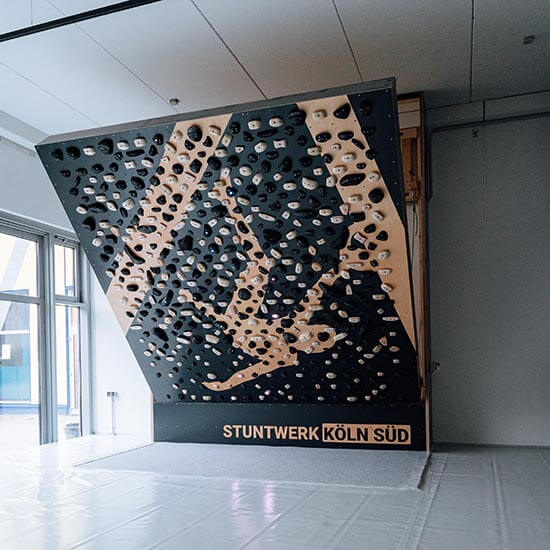 Schräg montiertes Tensionboard 2 mit zahlreichen Klettergriffen im Stuntwerk Köln Süd. Die Trainingswand dient dem gezielten Kraft- und Techniktraining im Bouldersport.